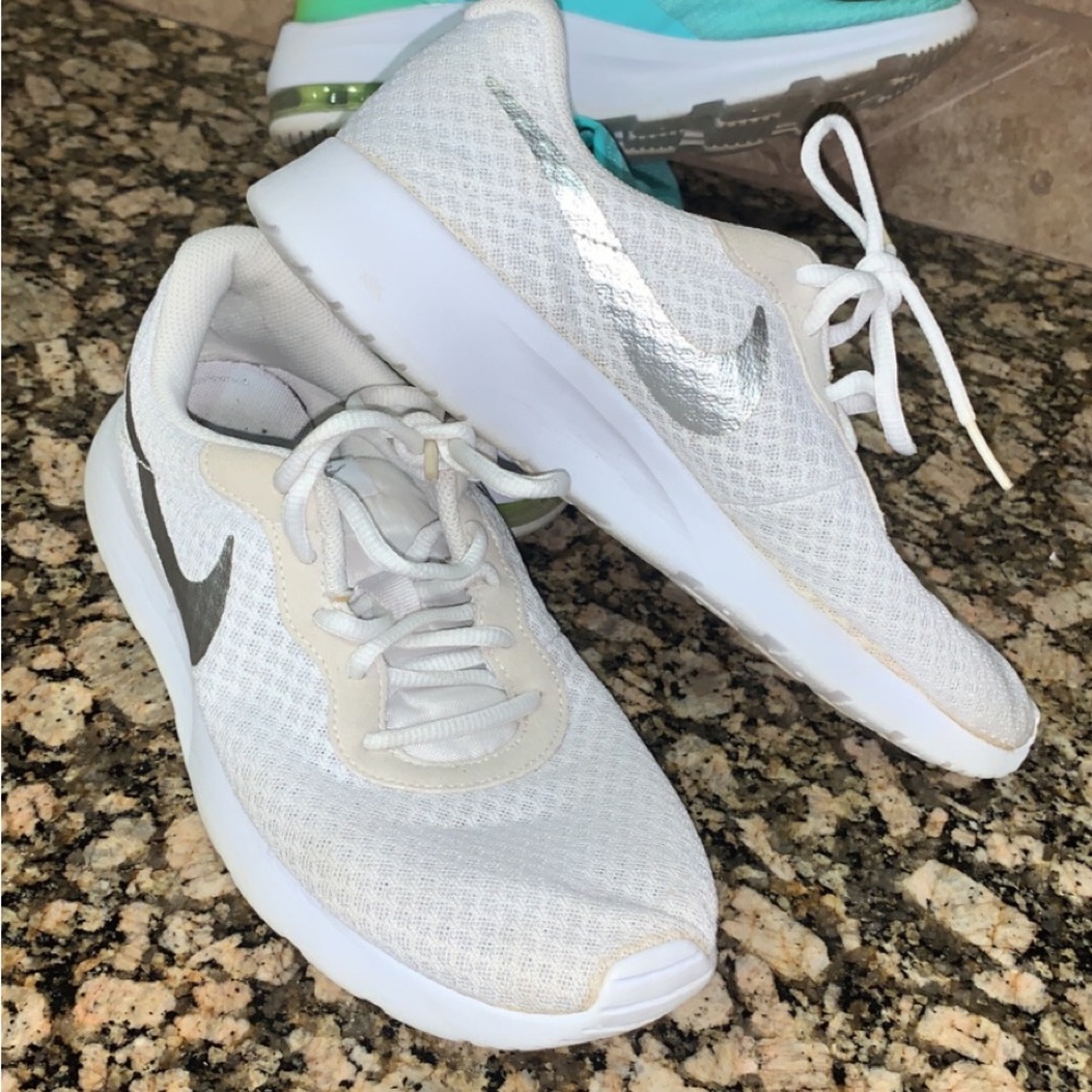 Nike - Picture 2 of 3
